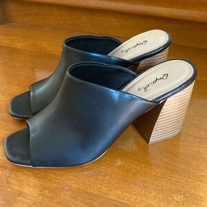 Qupid Black and Tan Mules with Chunky Heel size 7